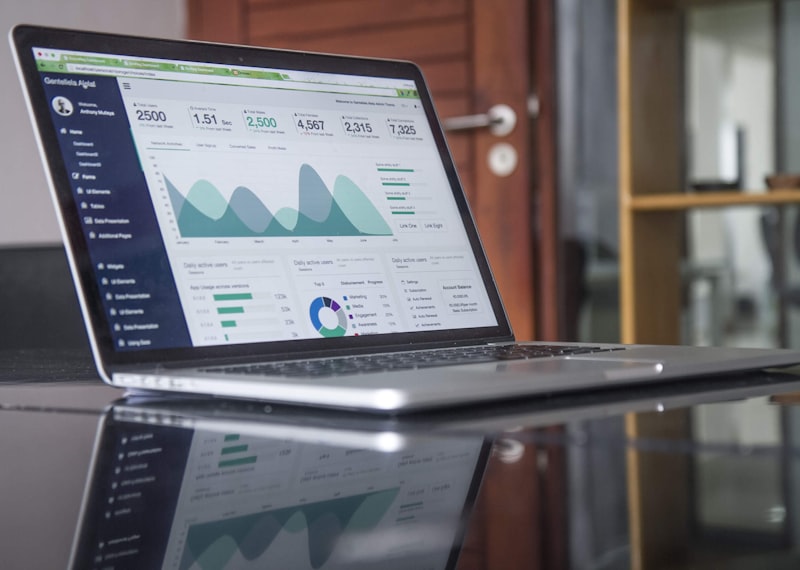 Dashboard de analytics num laptop — monitorização de estratégia de conteúdo para SEO com inteligência artificial