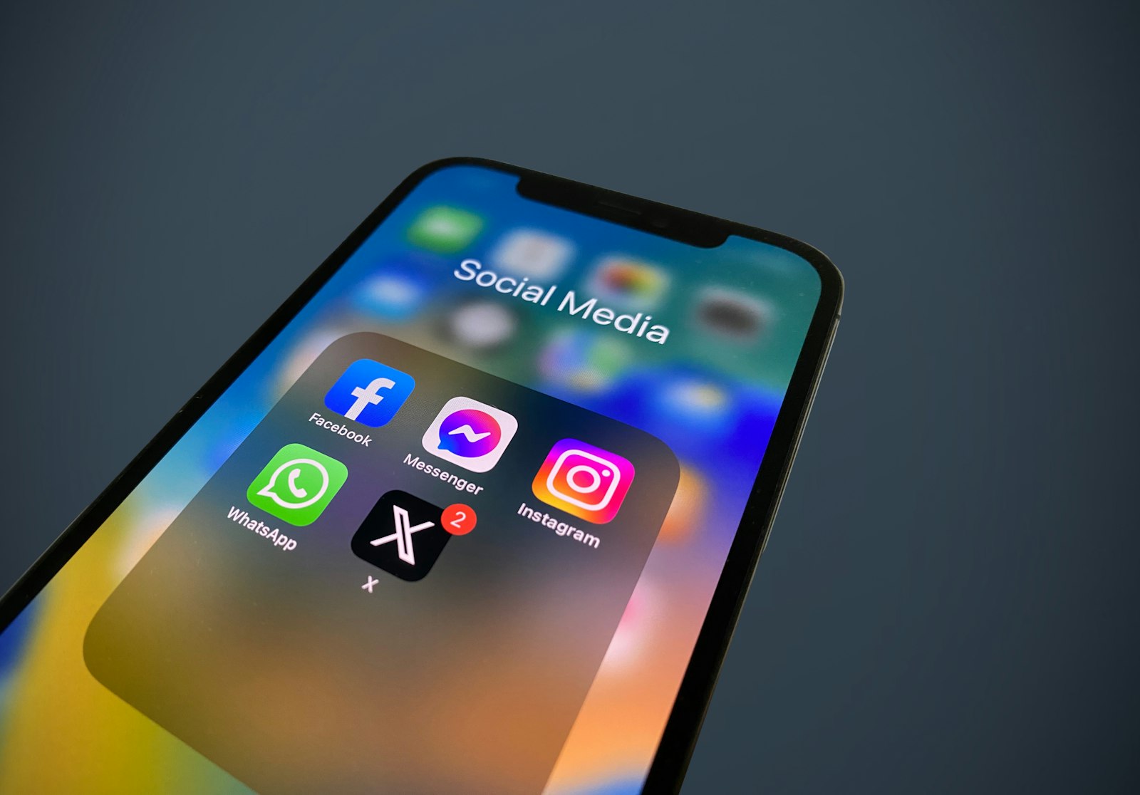 Ecrã de smartphone com ícones de redes sociais, representando a secção de comentários onde o link fica escondido