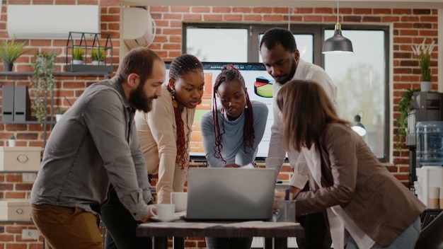 Equipa de marketing a trabalhar em conjunto numa estratégia de redes sociais